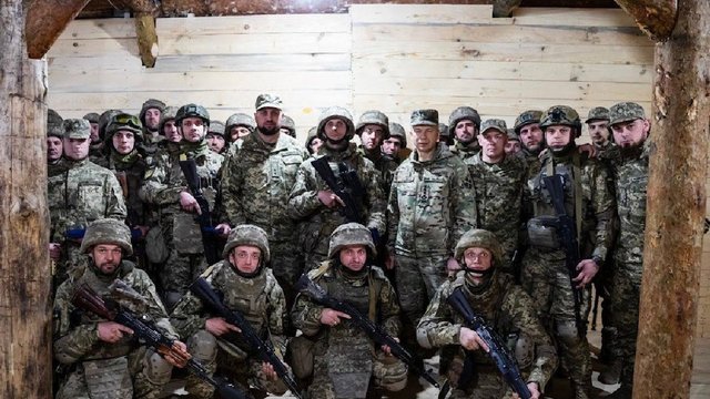 Сырский наградил бойцов, задействованных в Курской операции